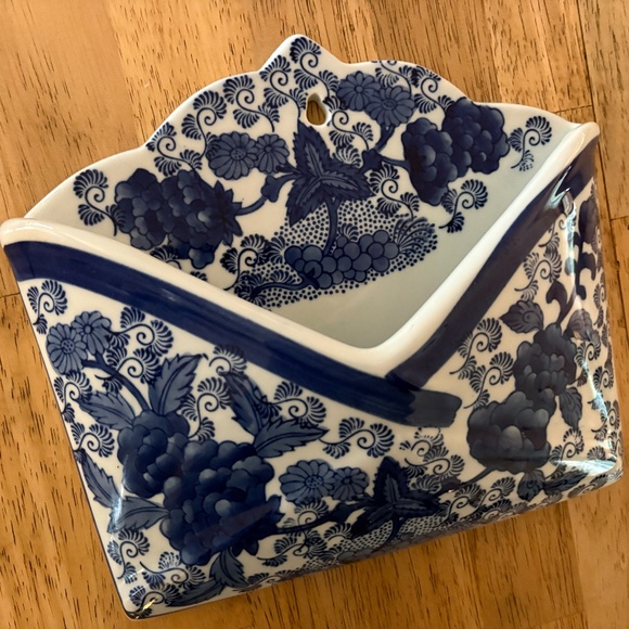 Porcelain Chinoiserie Blue and White Envelope Shaped Wall Pocket - Picture 2 of 4